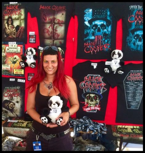 666_..tour_merchandieser_juliacarina_alice_cooper.jpg