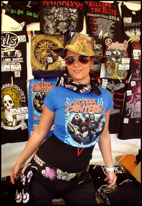 666_steel_panter_merch_julia_merchandiser_tour.jpg