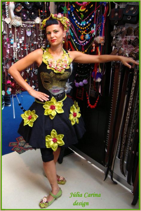 julia_carina_design_green_roese_flowers.jpg